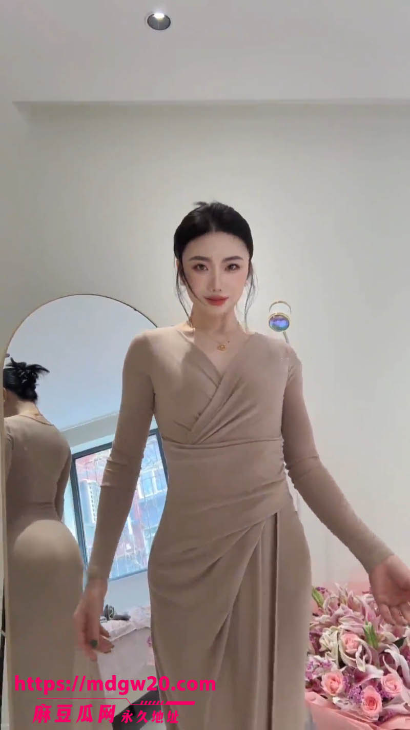 抖音网红 美式加满 定制裸舞福利流出 极品女神粗腿公主彤宝道具自慰视频