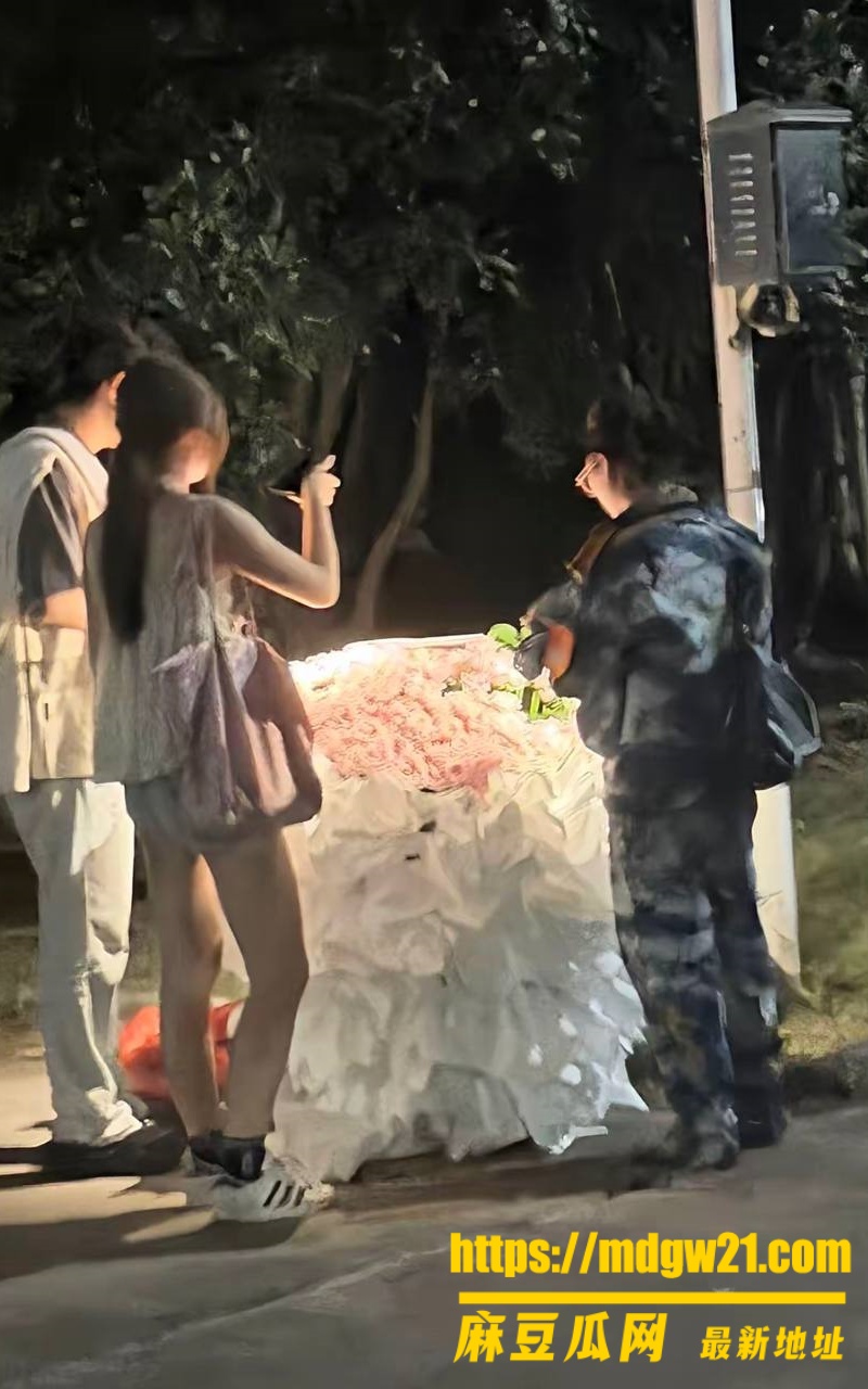 池州学院男生送999朵花求爱翻车32