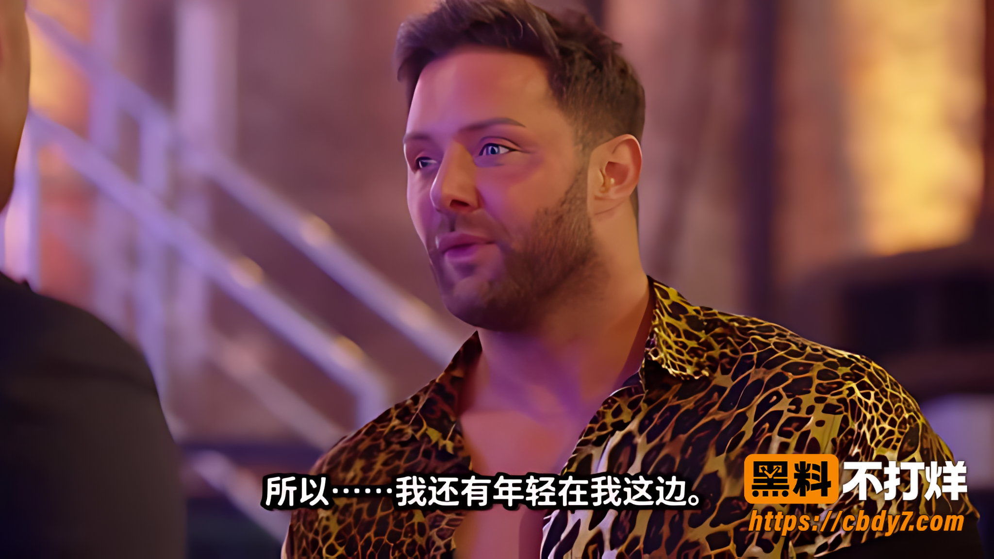 几个男女聚在一起聊天5