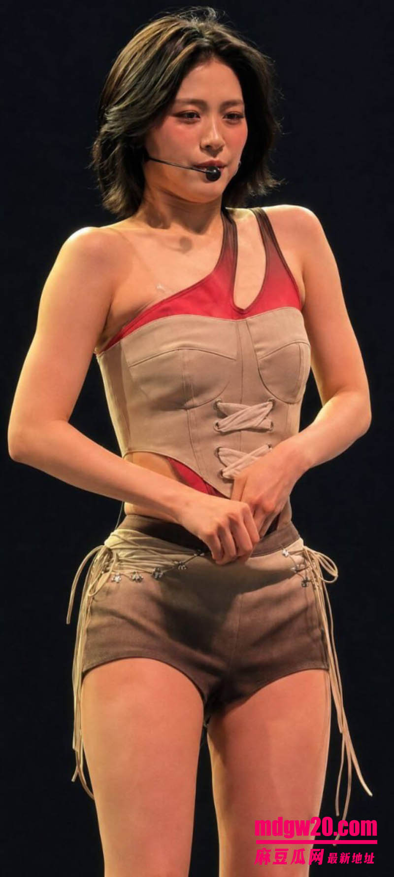 韩国女团ITZY成员申留真 巡演台上伸手扣逼自慰 下台后穿着演出服被金主猛操