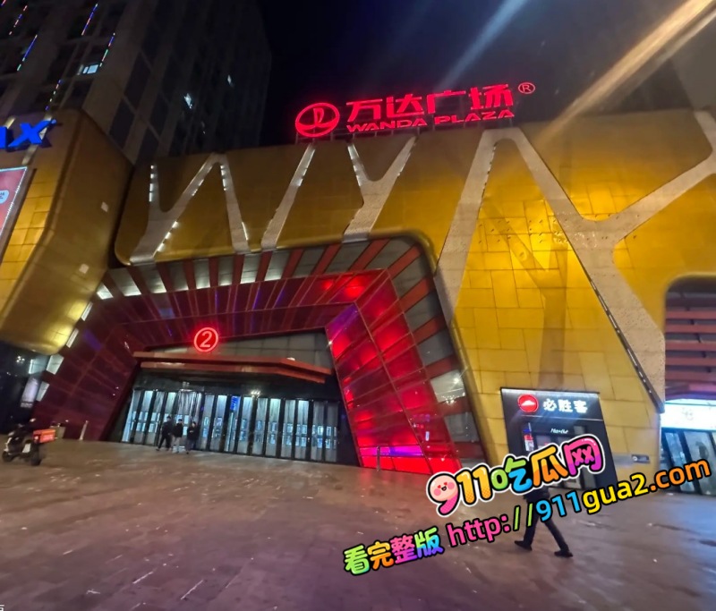 黑龙江鸡西万达2号门 全裸男女公然性爱 将垃圾桶沦为炮床 照片1