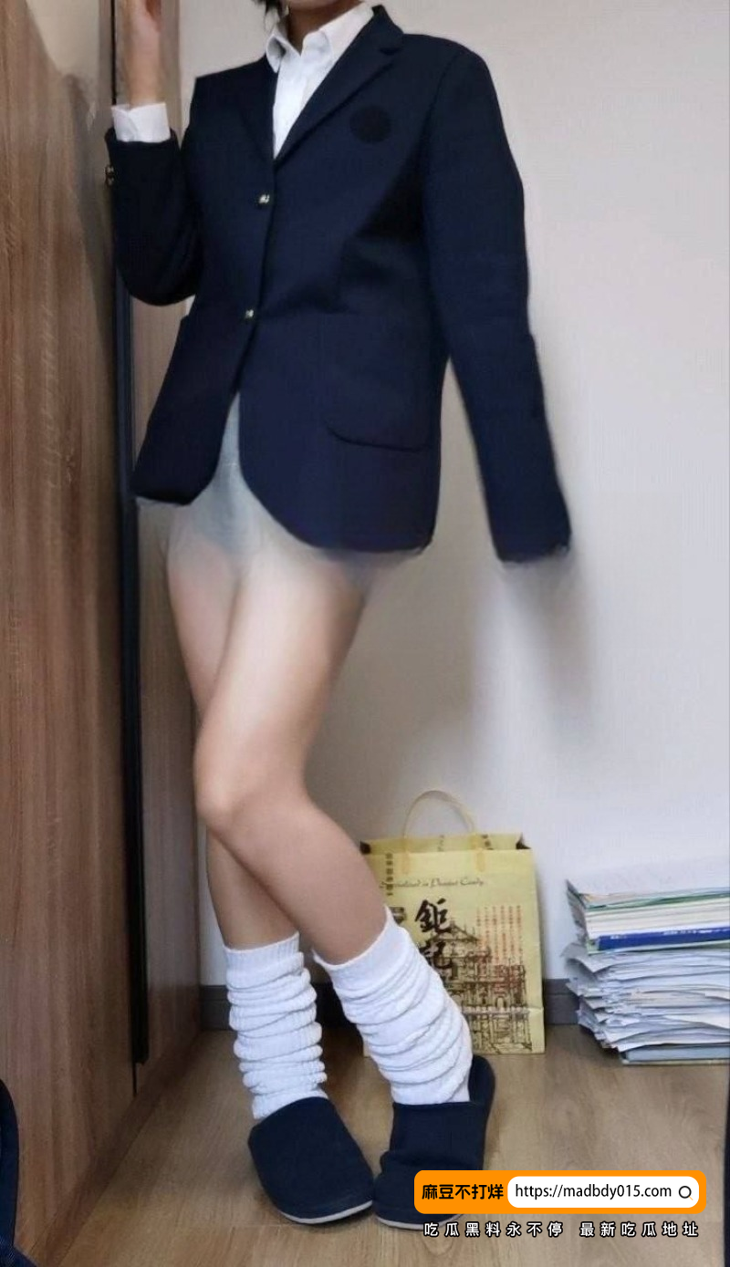 女孩身着格纹短裙条纹袜揉胸露逼3