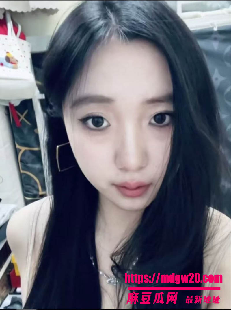 重庆反差眼镜婊苏嘉怡露脸自拍视频流出 宿舍淫荡自慰求操 酒店约炮金主性爱啪啪