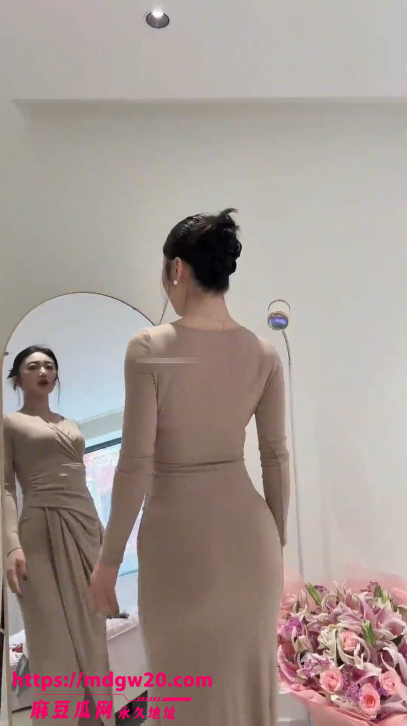 抖音网红 美式加满 定制裸舞福利流出 极品女神粗腿公主彤宝道具自慰视频