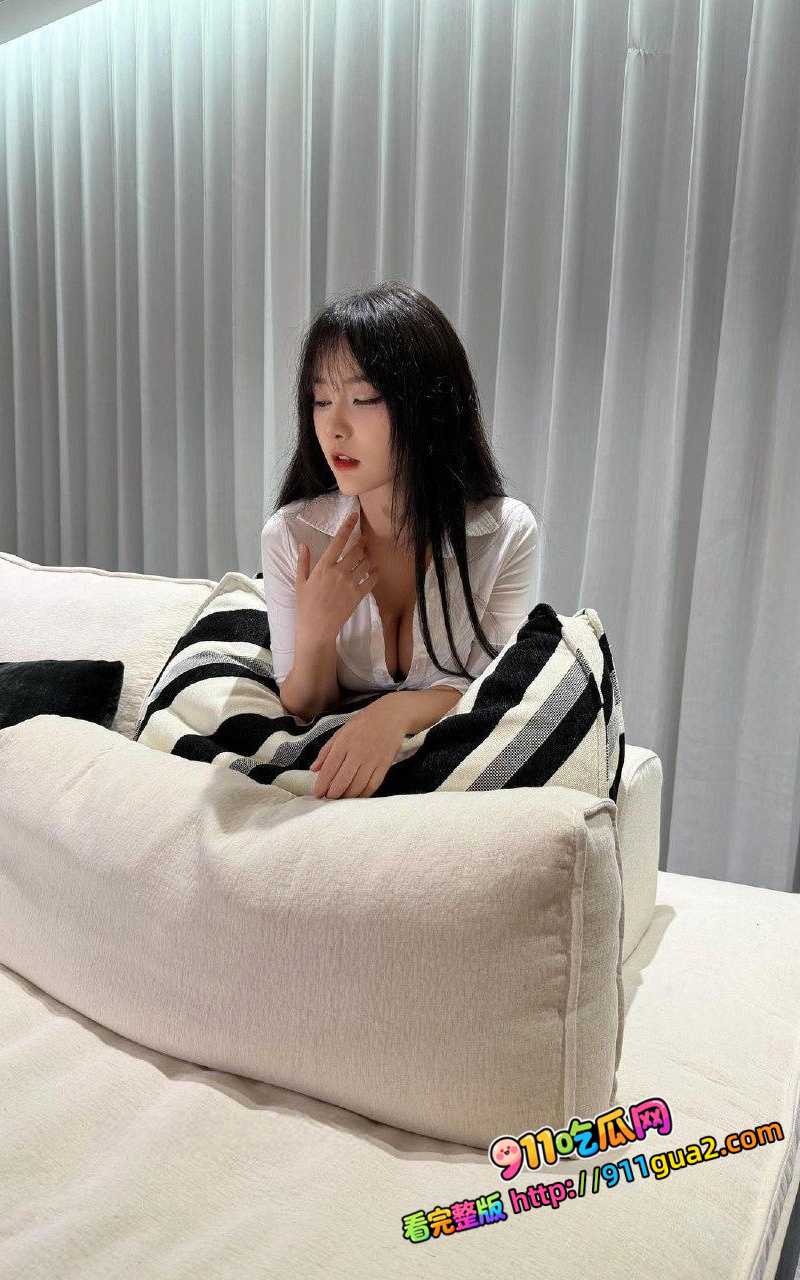 公司聚餐酒后带走新来的女同事，外表看着矜持，床上竟然这么淫荡，把小骚货按倒床上后入小翘臀 12