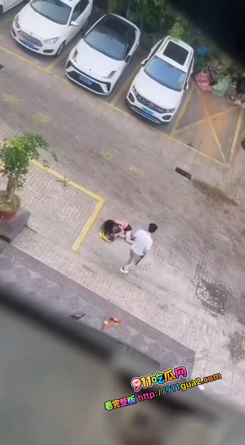 湖南小伙被绿后彻底疯了！当街暴打女友拖着头发狂走 现场惨叫不断 5