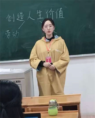 翻到了以前被主人当成母狗操的小视频