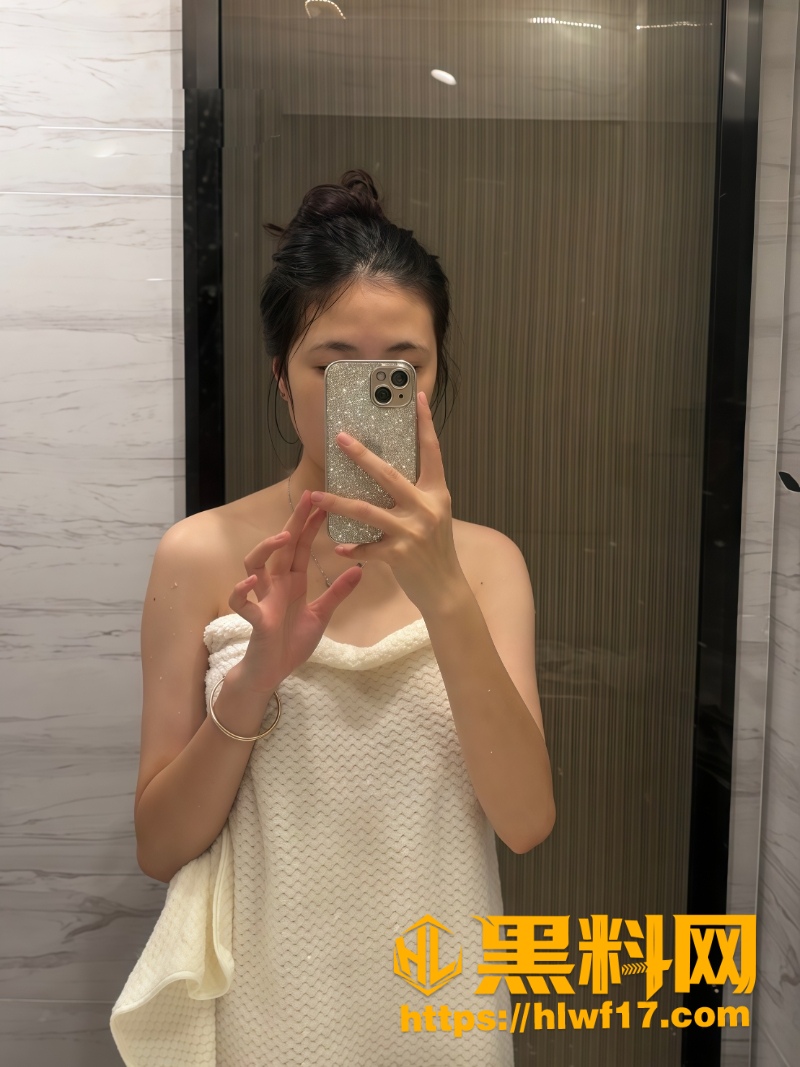 反差婊梁芷薇性爱视频1