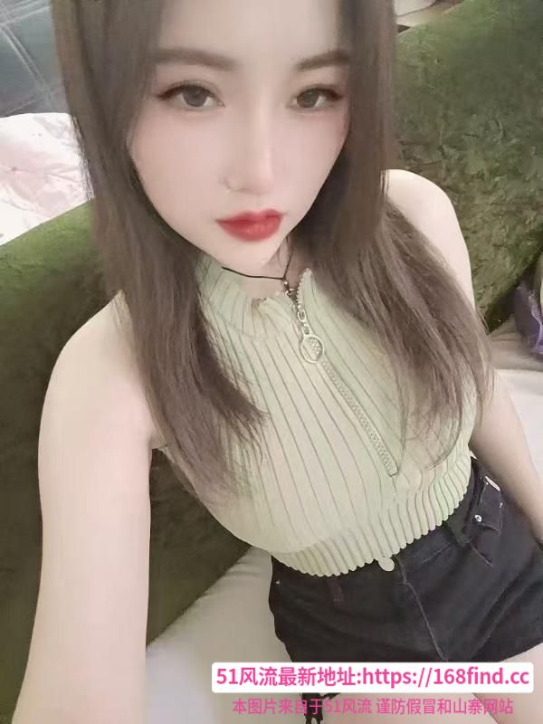 Malaking dibdib na seksing pusang ligaw