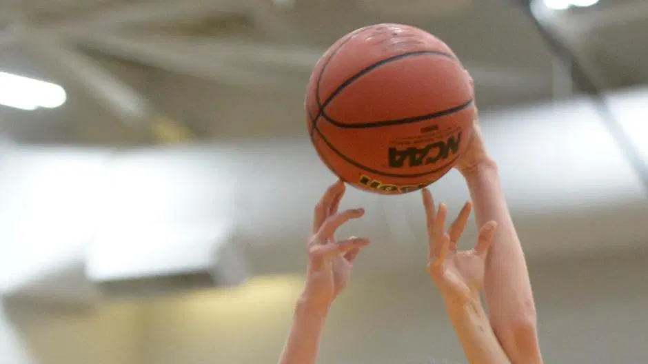 Arrasmith’s double-double lifts 麻豆官网 over La Junta in 76-40 win