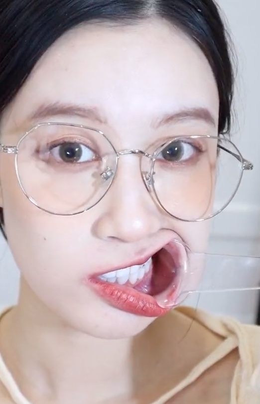 โปสเตอร์สำหรับ 这么漂亮的嘴想不想插？