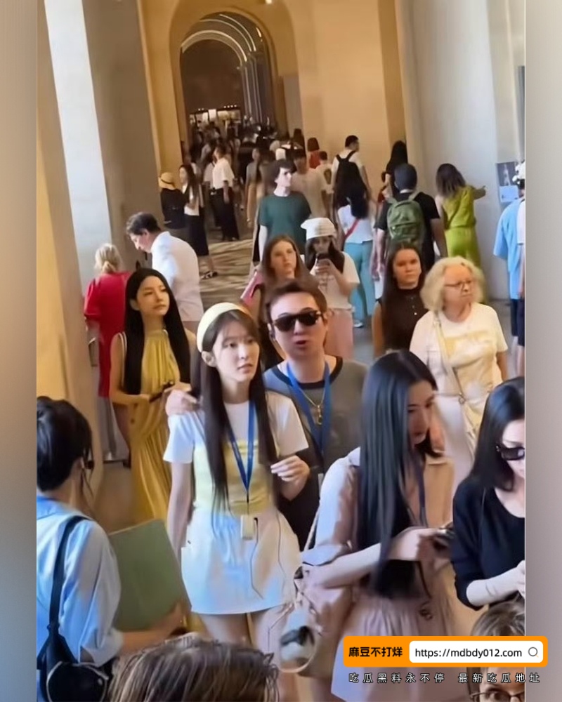 王思聪巴黎左拥右抱白幼瘦 (15)