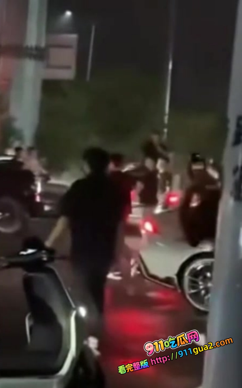 湖南长沙宁乡街头精神小伙大规模冲突场面堪比古惑仔 3