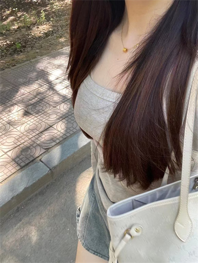 给爸爸们看看我的骚逼和内裤