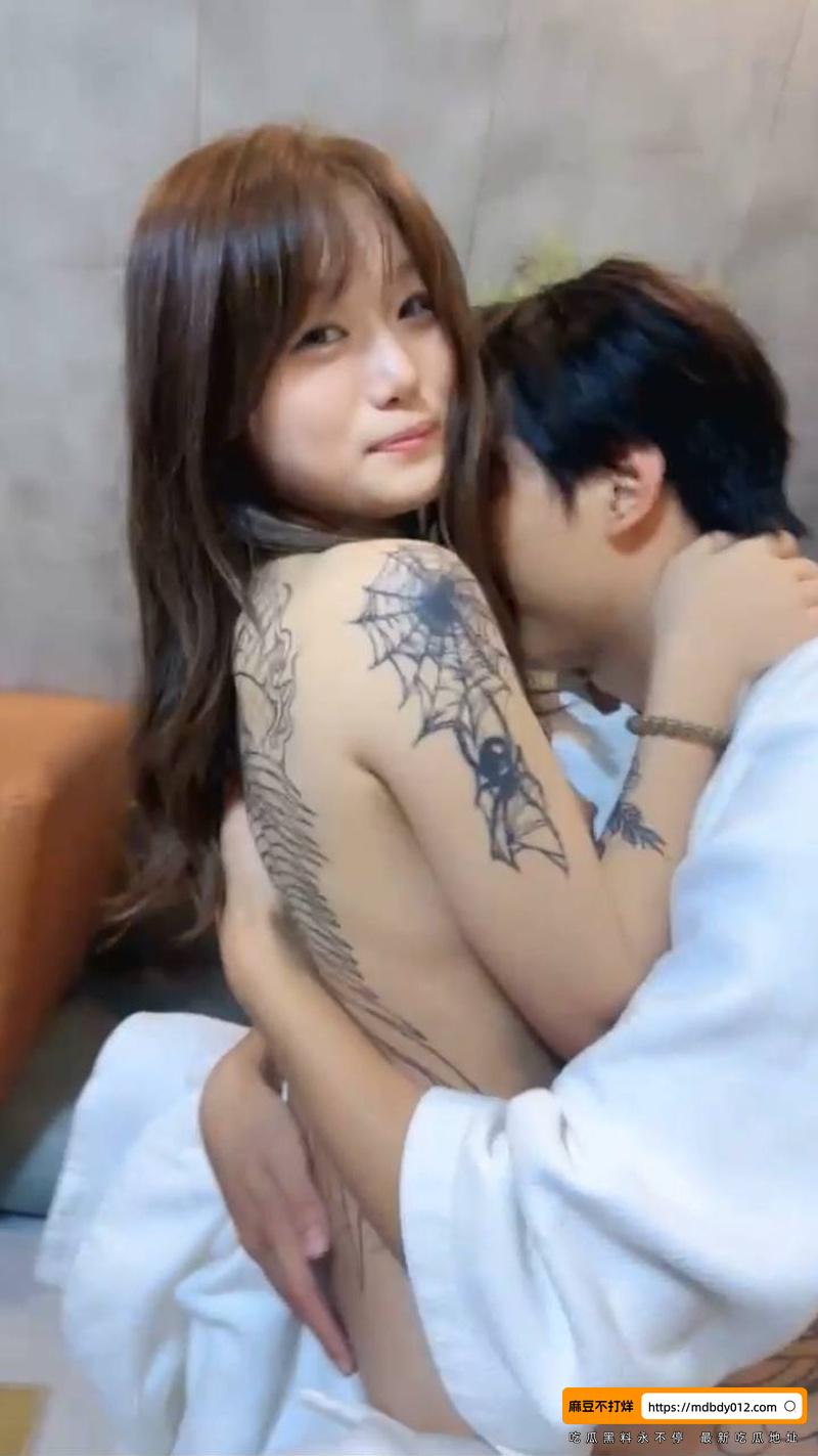 花臂高颜值精神小妹带闺蜜下海直播 3