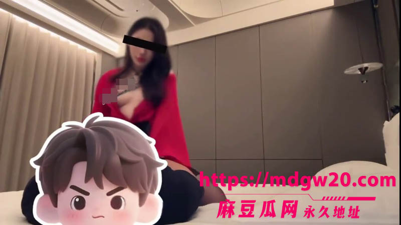 推特顶级NTR淫妻大神 ROSEWU 最新约炮视频 身穿红色战袍黑丝高跟被单男后入打桩