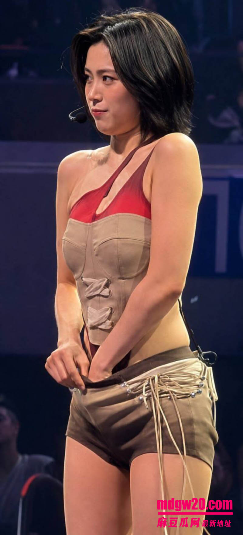 韩国女团ITZY成员申留真 巡演台上伸手扣逼自慰 下台后穿着演出服被金主猛操