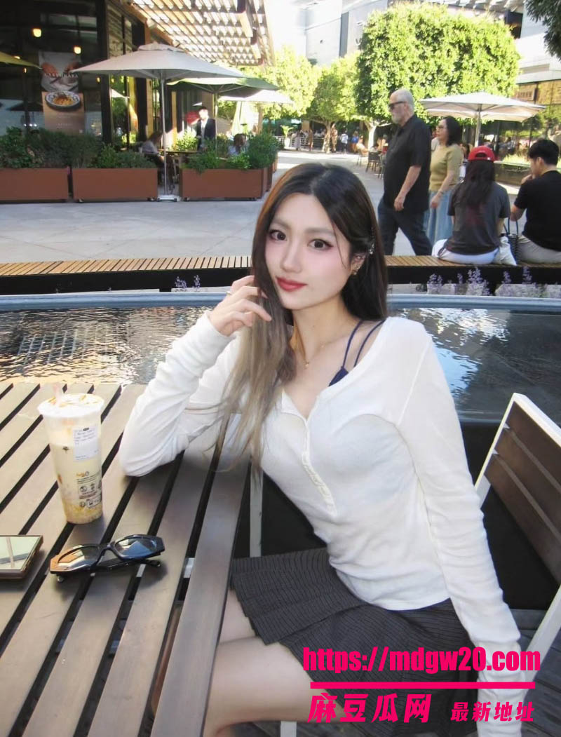 推特约炮大神独家曝光 约啪高颜值艺术系留学生Candice 在酒店各种体位把女主操到主动要求内射