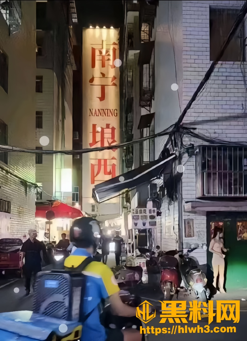 广西南宁琅西夜市吃瓜