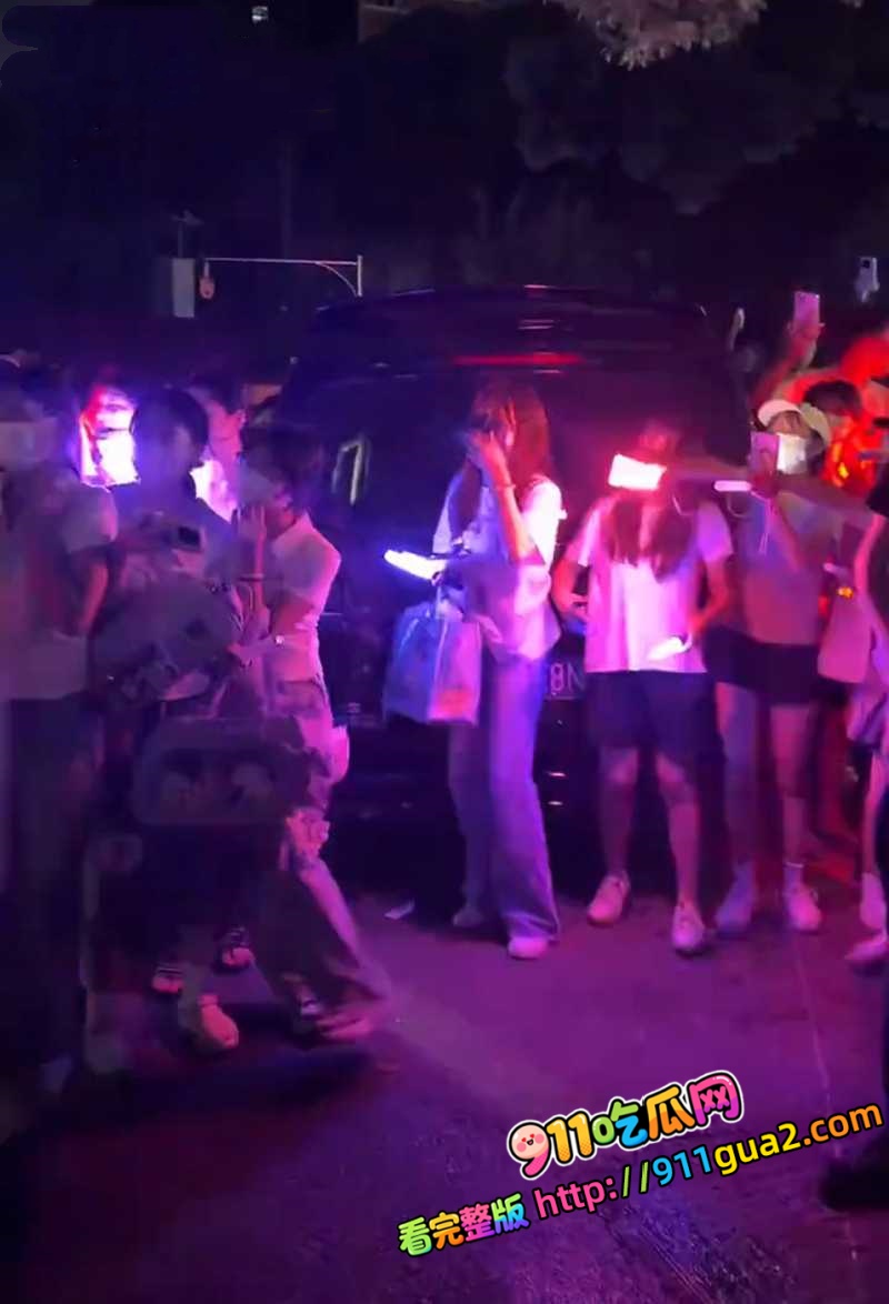 时代峰峻应援现场 一名男生直播与女粉丝对骂 照片10
