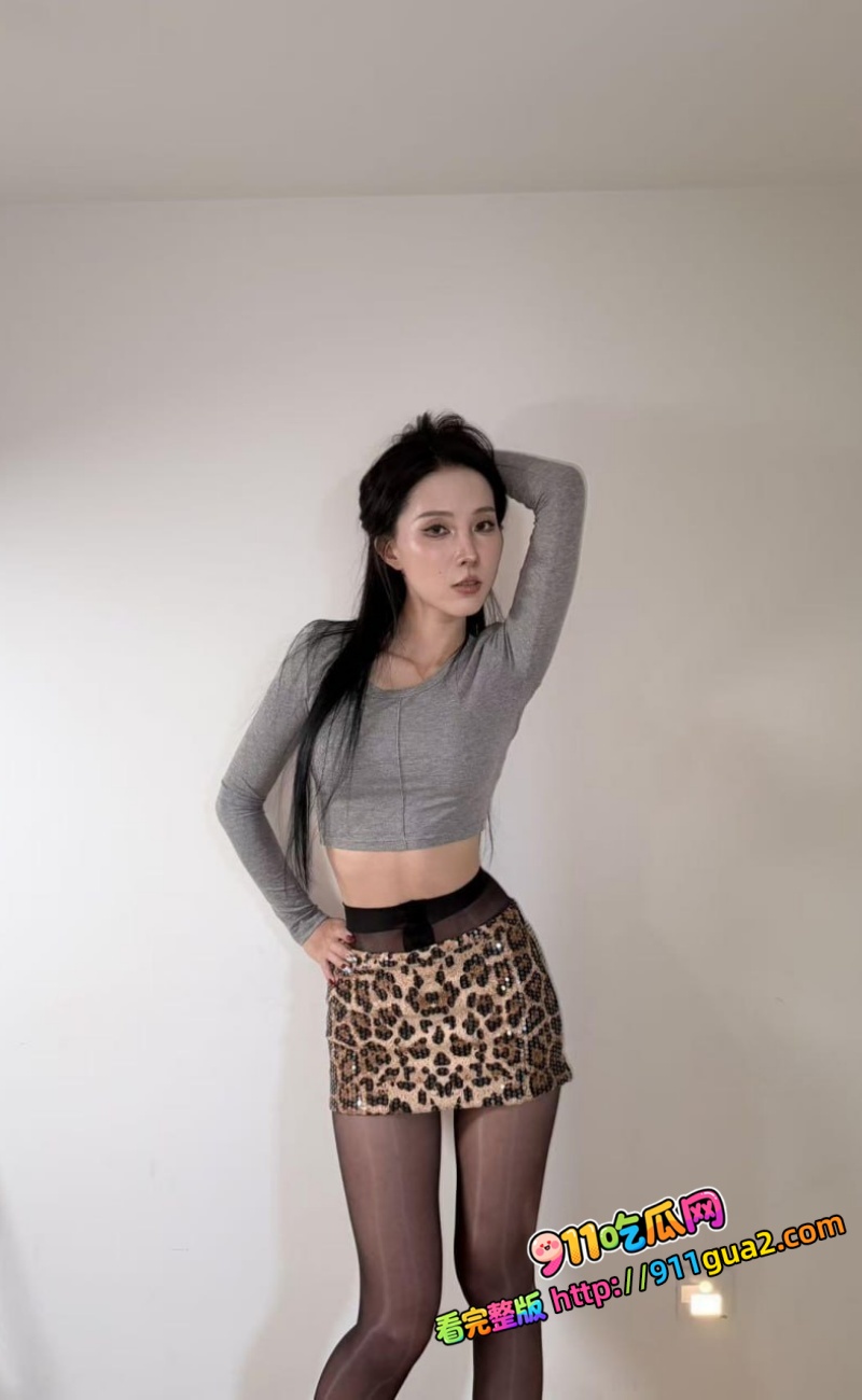 长腿反差少妇露脸性爱自拍，细腰肥臀后入无敌 14