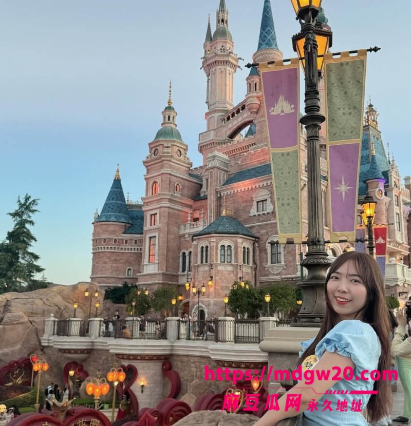 极品高颜值马来西亚旅游美食博主 Jingyi 早期与金主在酒店里3p自拍的露脸不雅视频