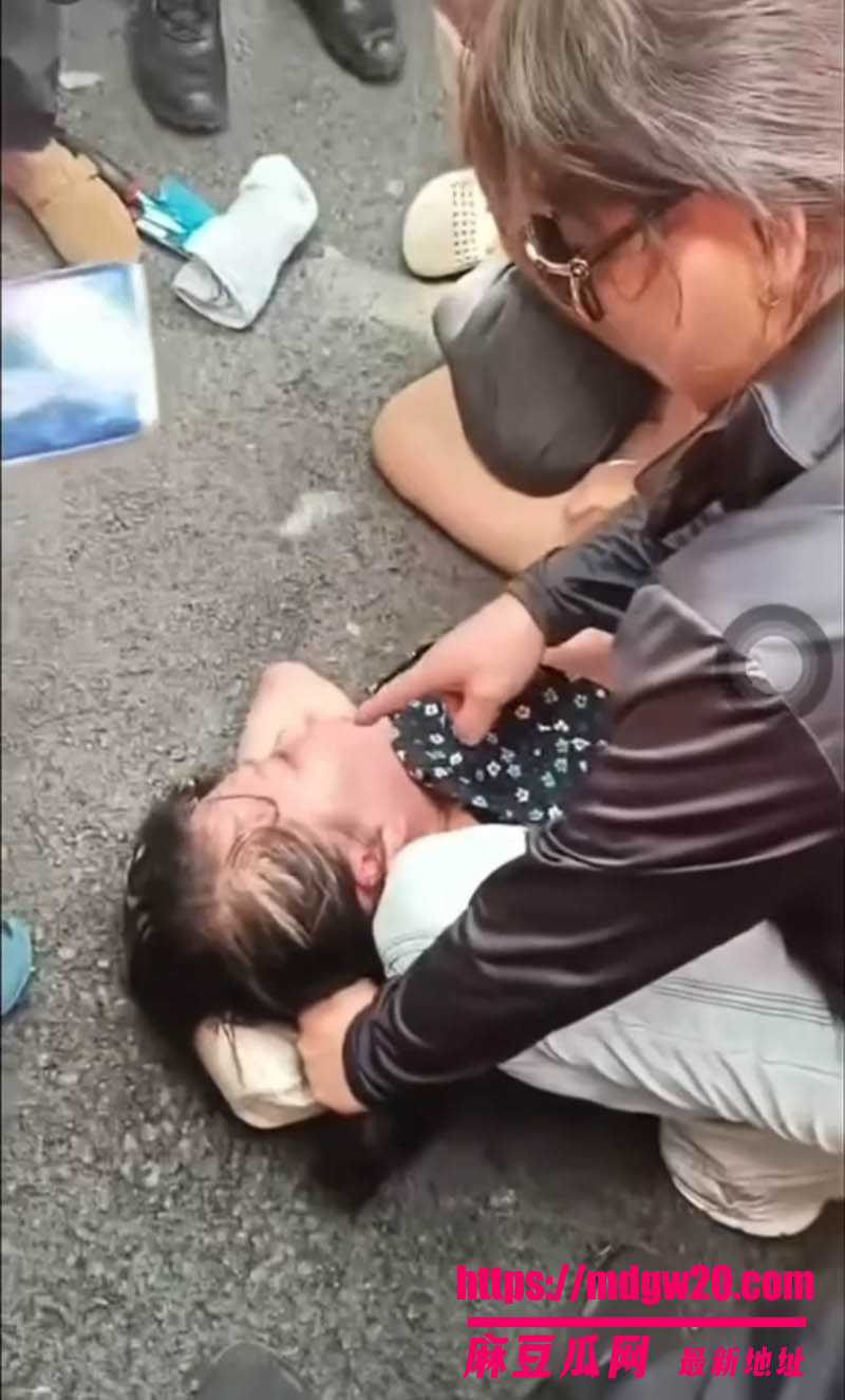 河北保定高阳大世界街头大瓜 原配当街暴打小三撕内裤 女子当众跪地求饶