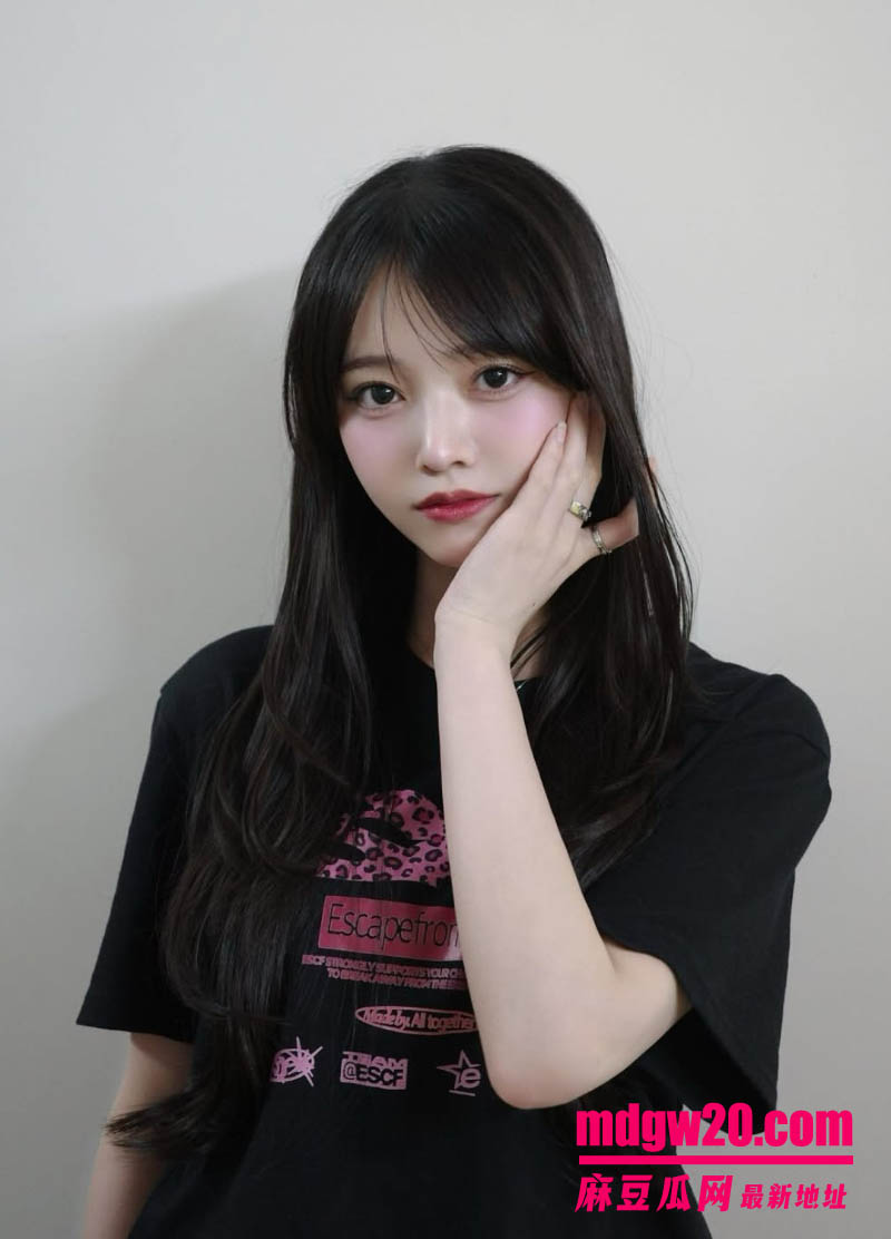 日本留学生秋田莉杏 与中国男友在酒店性爱自拍 双马尾被抓着后入打桩