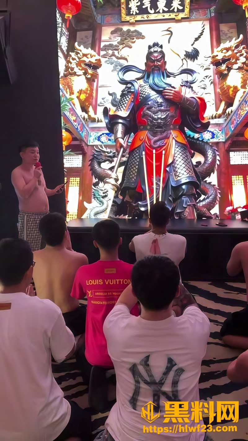 精神小伙包厢结拜吃瓜事件