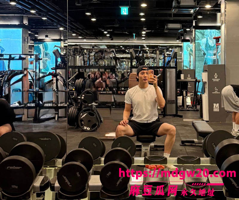 抖音网红史哈尼指控男友邓川家暴求复合 前男友实名爆料她约炮04年弟弟 聊天记录全被扒