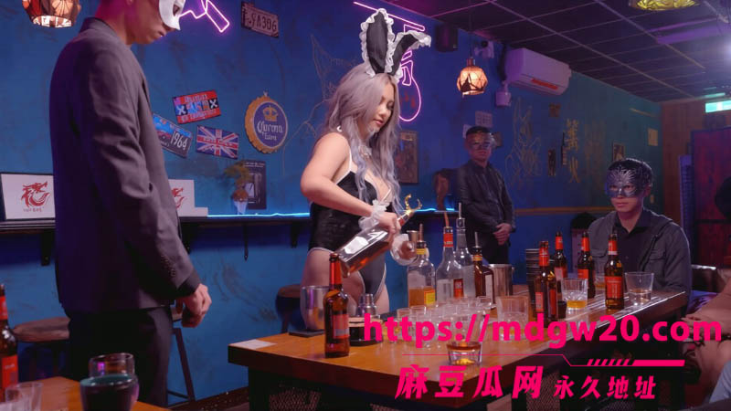 台湾网黄孟若羽 最新作品 银发兔女郎酒吧私人派对 霓虹灯下多人群P后入浪叫