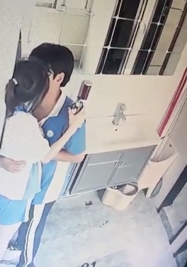 Poster para sa 学生早恋在厕所接吻被监控记录