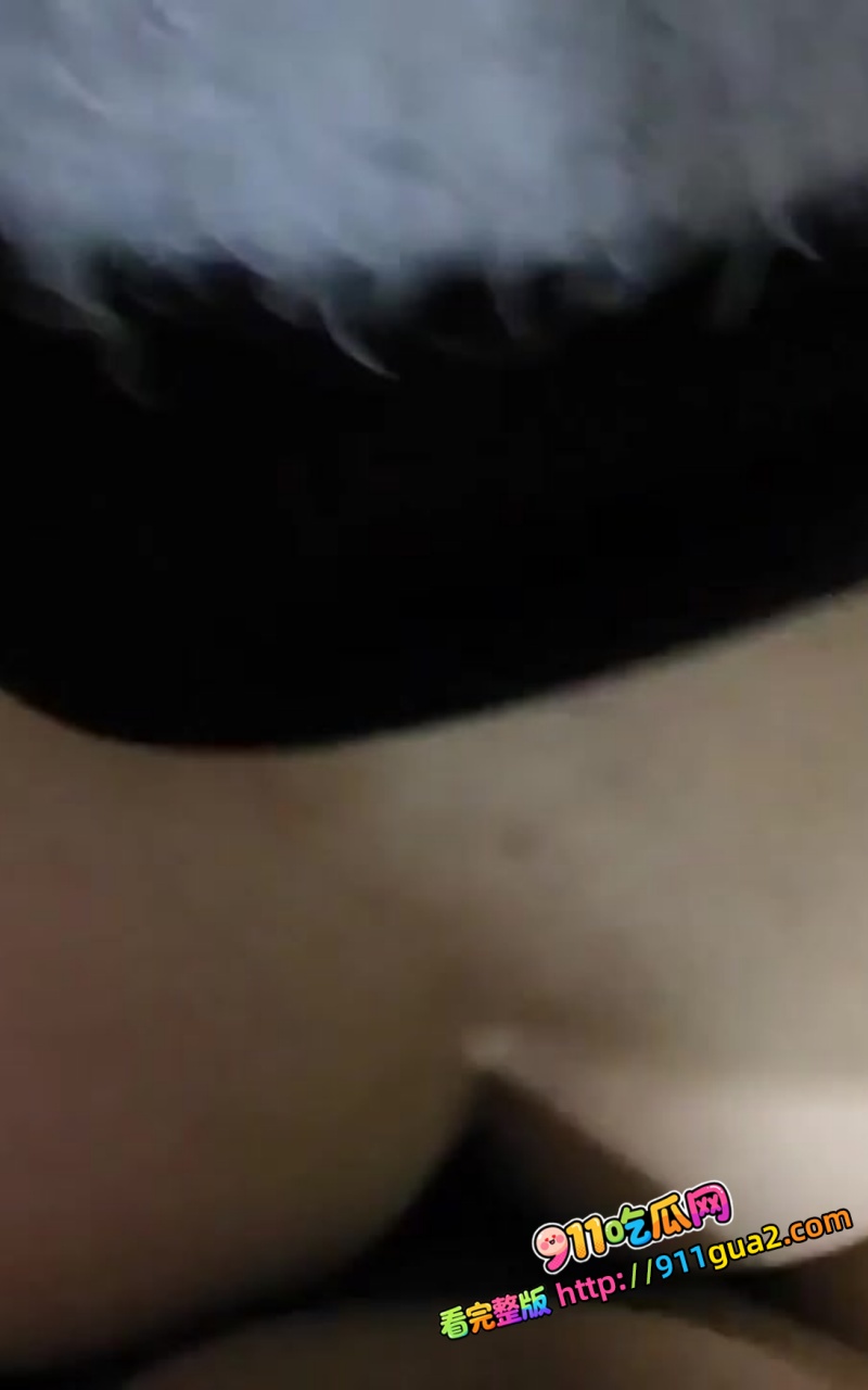 晚上加班吃宵夜灌醉未婚女同事蒙着眼睛把她下面摸出水性奋后主动吃鸡巴做爱 7