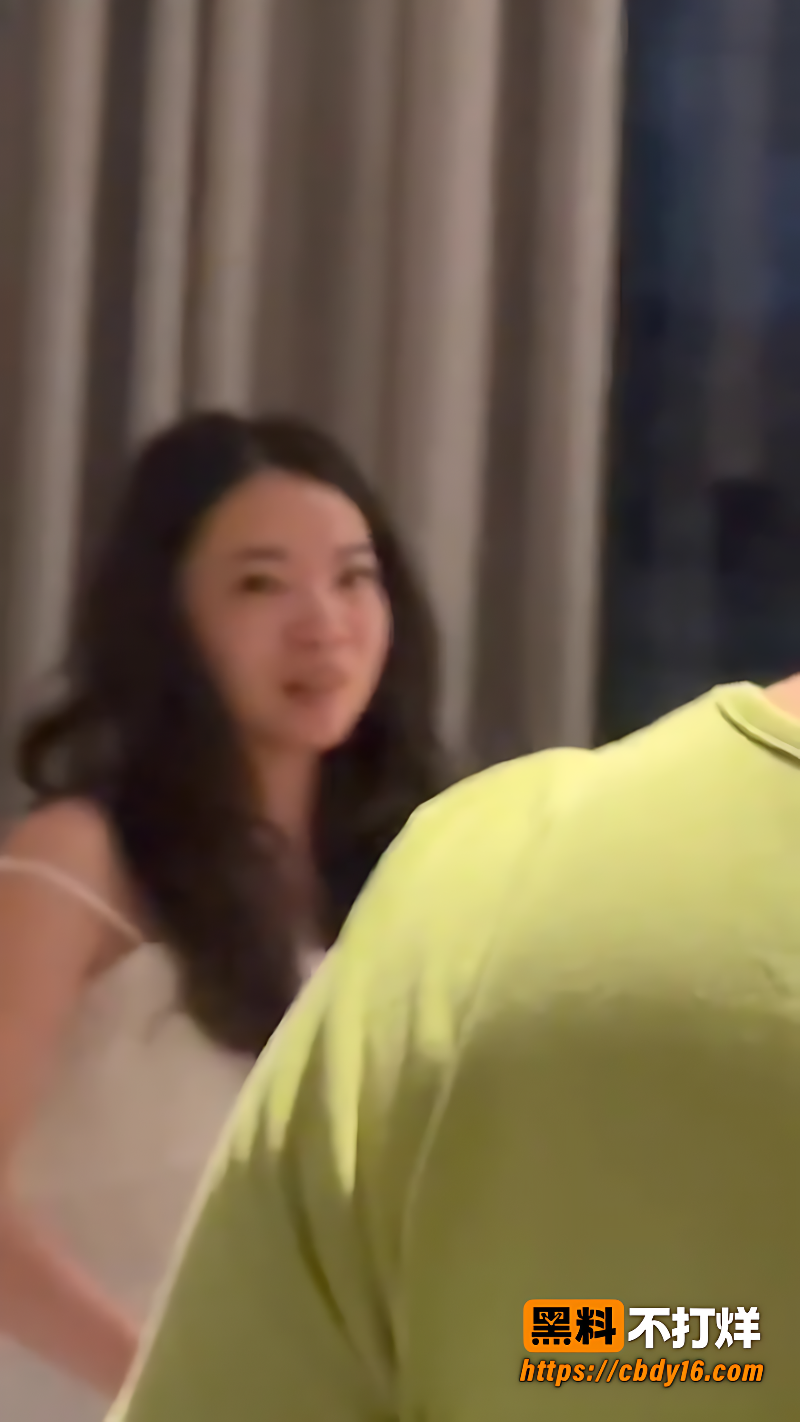 男子带情人开房被原配堵门爬酒店外墙保命3