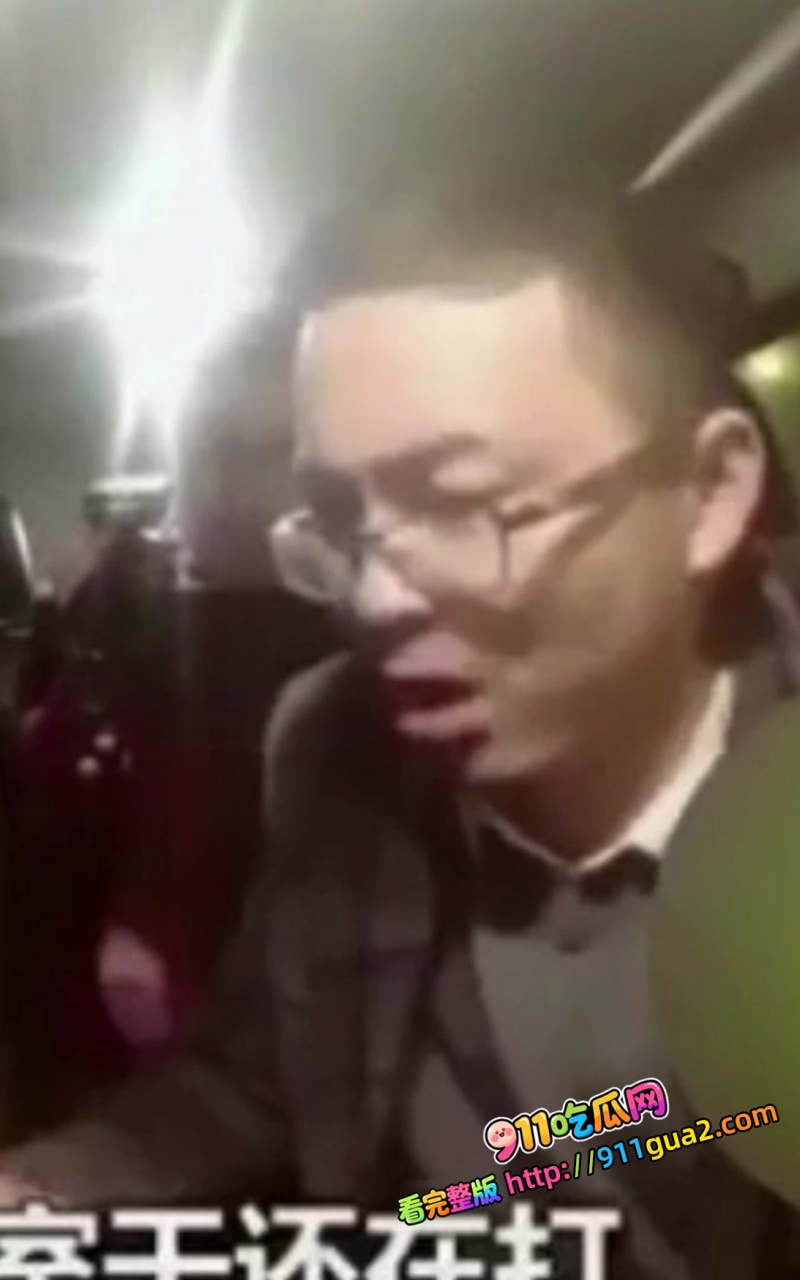 女子出轨被老公抓个正着 男子一边开车一边看监控一边打电话咒骂 场面相当刺激 3