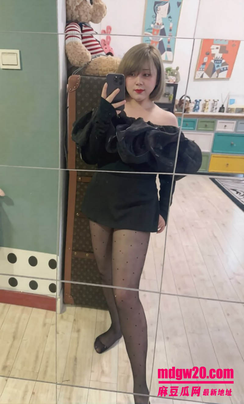 海角社区乱伦博主 你说呢明知故问新作 趁后妈不备强行插进她的阴道里并内射了进去