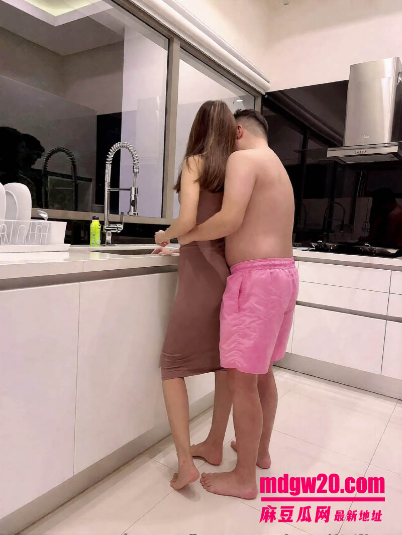 Onlyfans泰国极品人妻性爱自拍 170大长腿九头身女神 洗碗时的致命诱惑