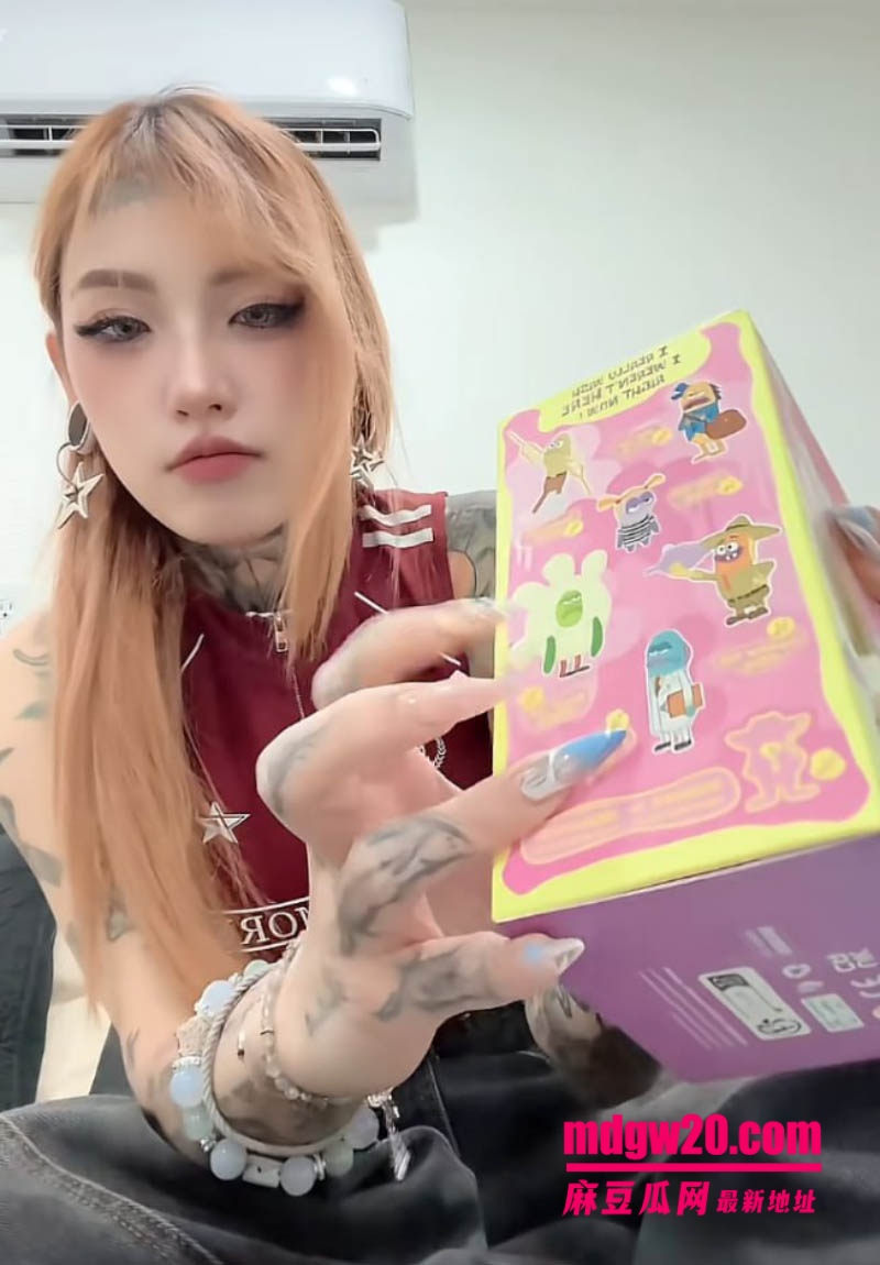 台湾分舌网红鱿鱼Jesse蛇姬身份曝光 日常抖音耍帅实则靠拍AV冲击2026成人奥斯卡