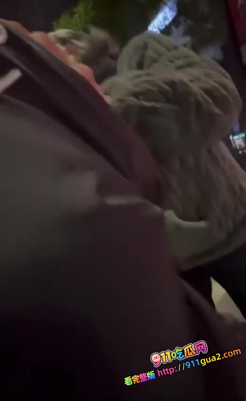 两个妹子看大爷倒地好心扶起！没想到反被 大爷 性骚扰 ：我要日你，把你日舒服！ 1