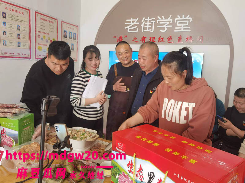 如皋吾悦广场抓奸翻车 社区党总支书记宗媛媛当众被按倒在地 男方臧洋被曝光出轨性爱视频