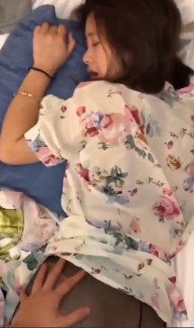 Плакат для 嫂子午睡中，被我强插颜射