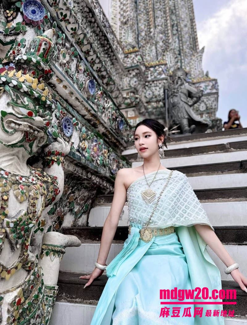 新加坡文艺女孩 Aryna 赴华看画展被富哥相中 花重金开房约操 两人共度一夜春宵
