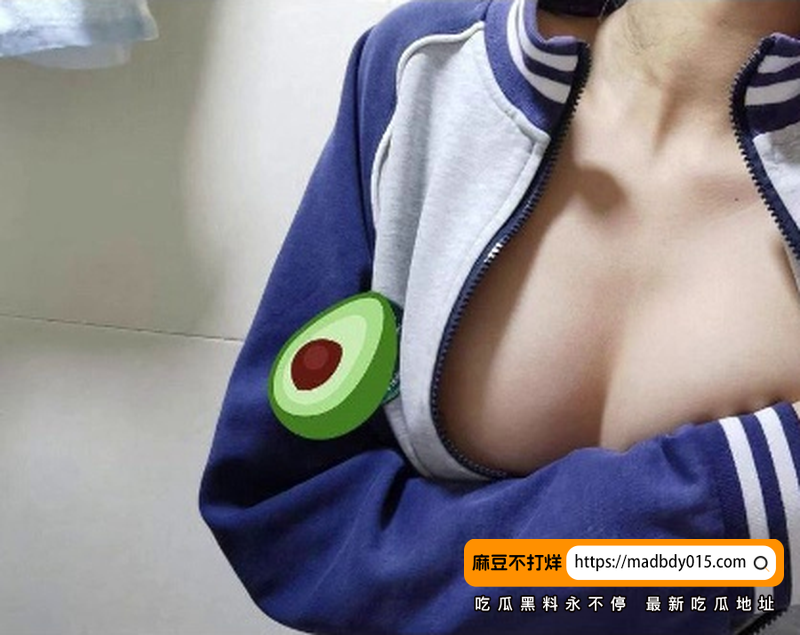 女孩身着格纹短裙条纹袜揉胸露逼9