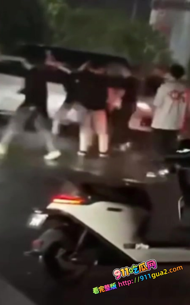 湖南长沙宁乡街头精神小伙大规模冲突场面堪比古惑仔 5